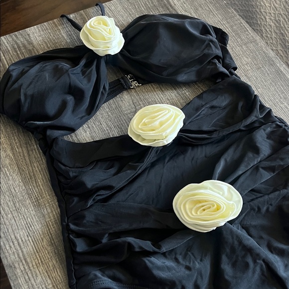 Black open front bikini with Roses - Picture 3 of 11